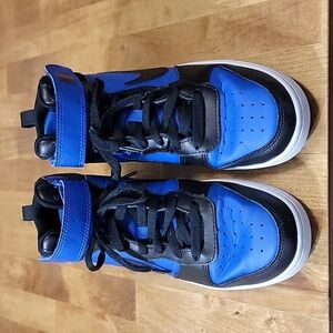 Boys size 7 Nike Court Borough Mid 2